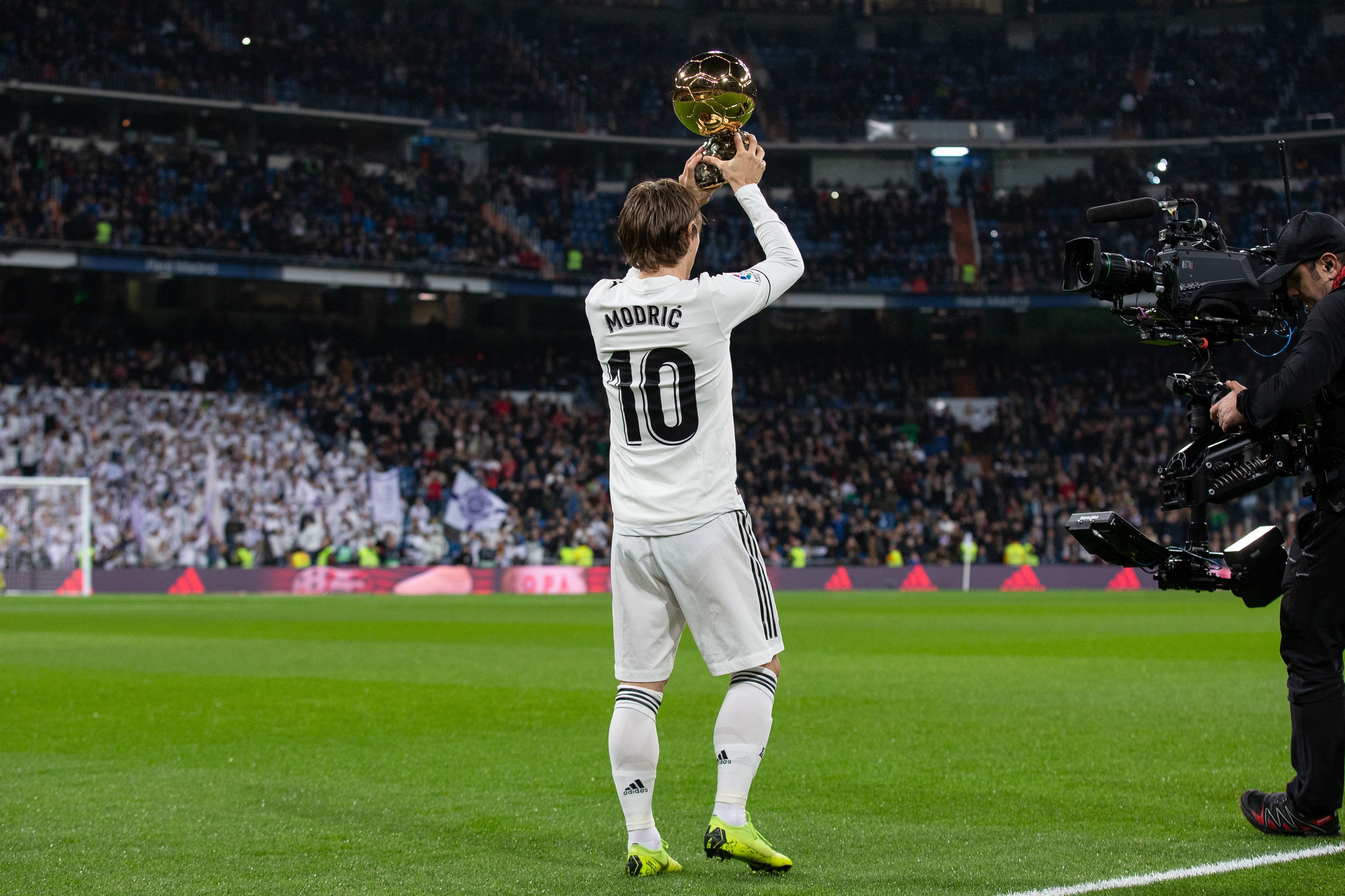 翻牌结构变化：一张转牌如何彻底反转优势（牌面结构突变：一张转牌如何彻底逆转优势）